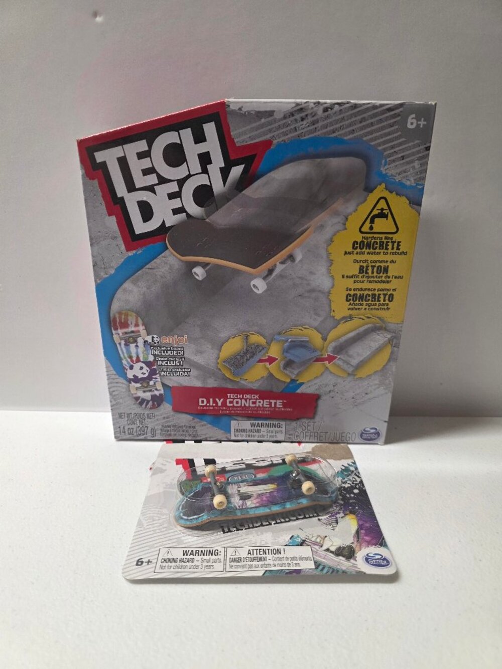 NEW - Tech Deck DIY Concrete Fingerboard Skate Park Kit with Extra board